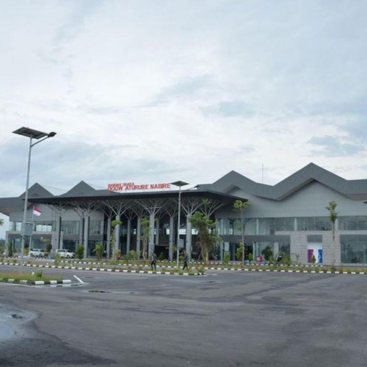 Douw Aturure Airport